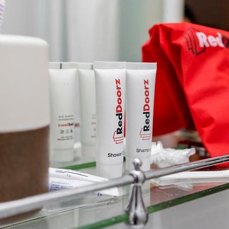 Hotel RedDoorz near Hayam Wuruk Dżakarta Zewnętrze zdjęcie